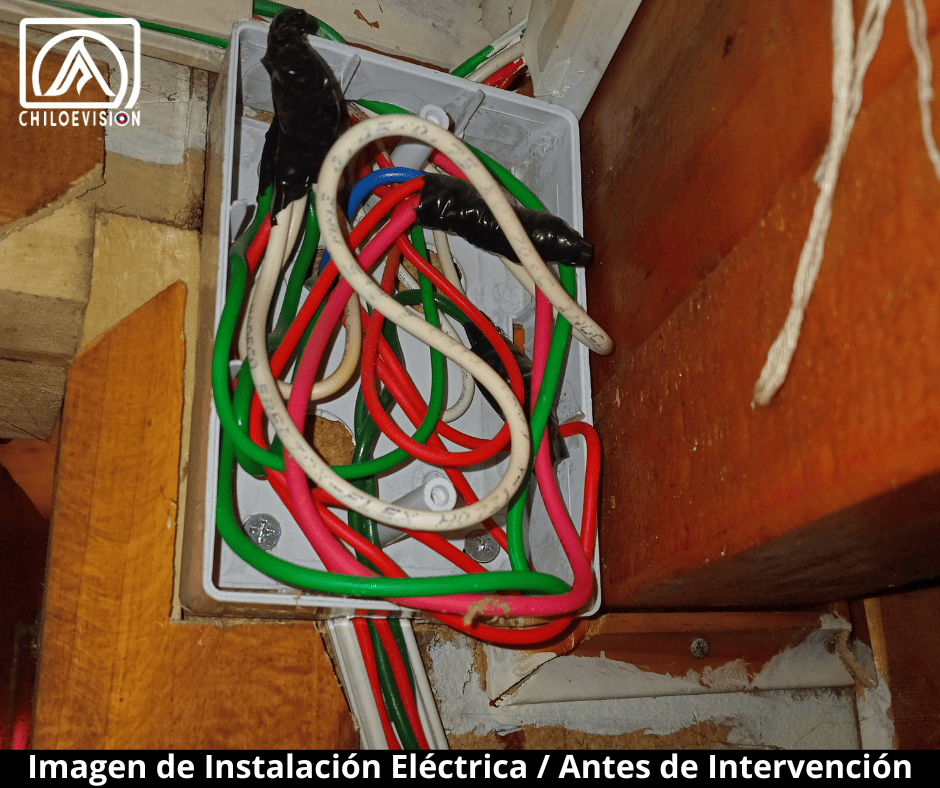 Riesgos de malas conexiones y enredo de cables en la caja de derivación / Servicio eléctrico en Quellón, Chiloé
